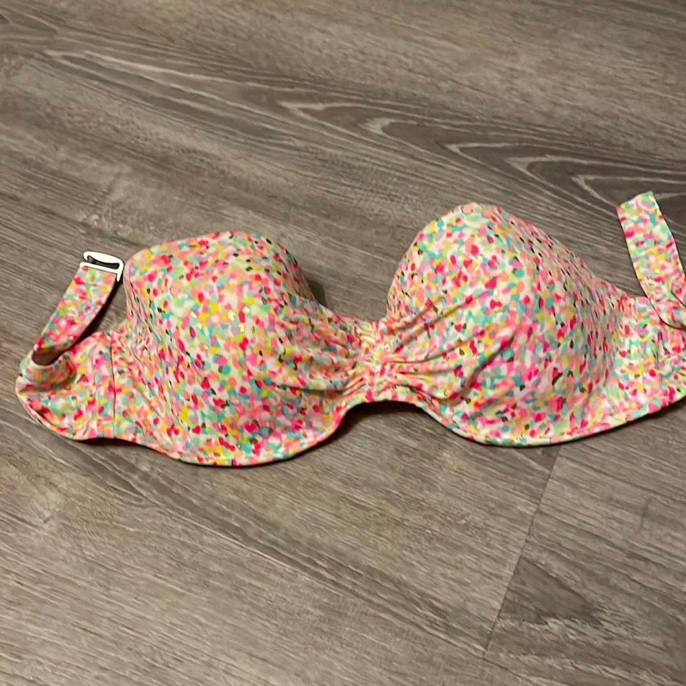 Cute bikini top (only). Great condition! Perfect for summer!